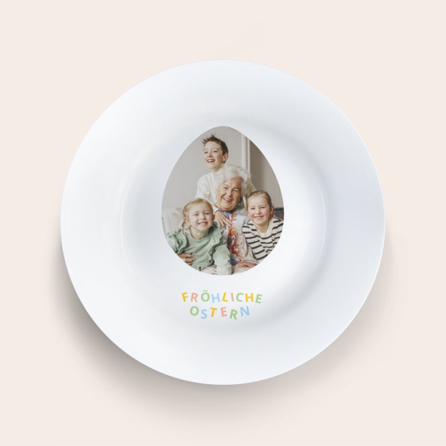 Teller bedrucken - Ostern Personalisierter Osterteller mit Familienfoto in Ei-Form und bunter Aufschrift Froehliche Ostern, ideal fuer euren Osterbrunch