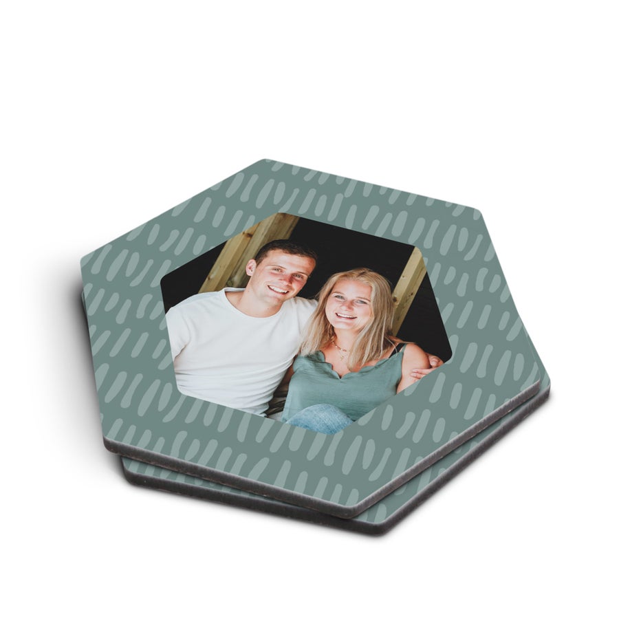 Sechseckige personalisierte Untersetzer mit einem Foto eines lächelnden Paares, um jede Oberfläche zu schützen.