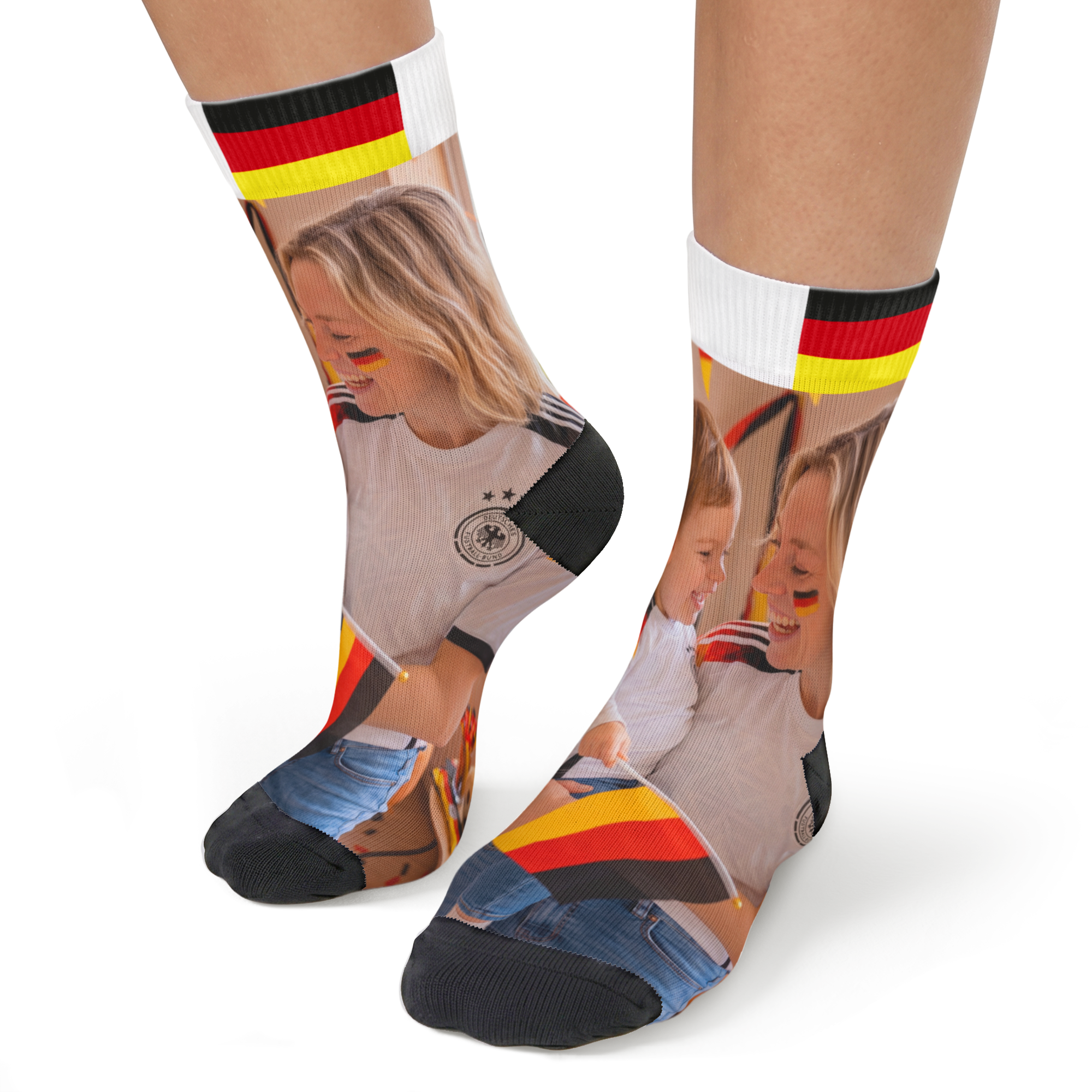 Vollflächig bedruckte WM-Socken – Größe 35-38, personalisiert mit einem eigenen Foto einer lächelnden Frau und Kind mit Deutschlandfahnen.