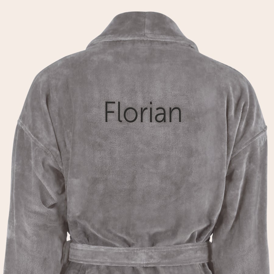 Bademantel Männer personalisiert Grauer Frottee Bademantel mit Schalkragen, auf dem Rücken mit dem Namen Florian bestickt. Ihr eigener Bademantel mit Namen bestickt!