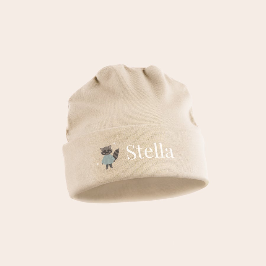 Babymütze mit Namen Beige Babymütze bedruckt mit Waschbär-Design und dem personalisierten Namen Stella