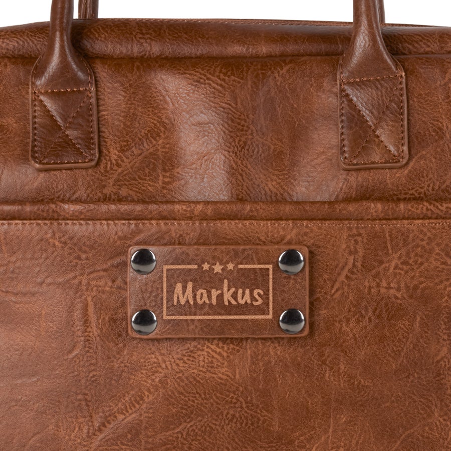 Computertaske af læder med navn Brun luksus computertaske af læder, indgraveret med navnet Markus og tre stjerner