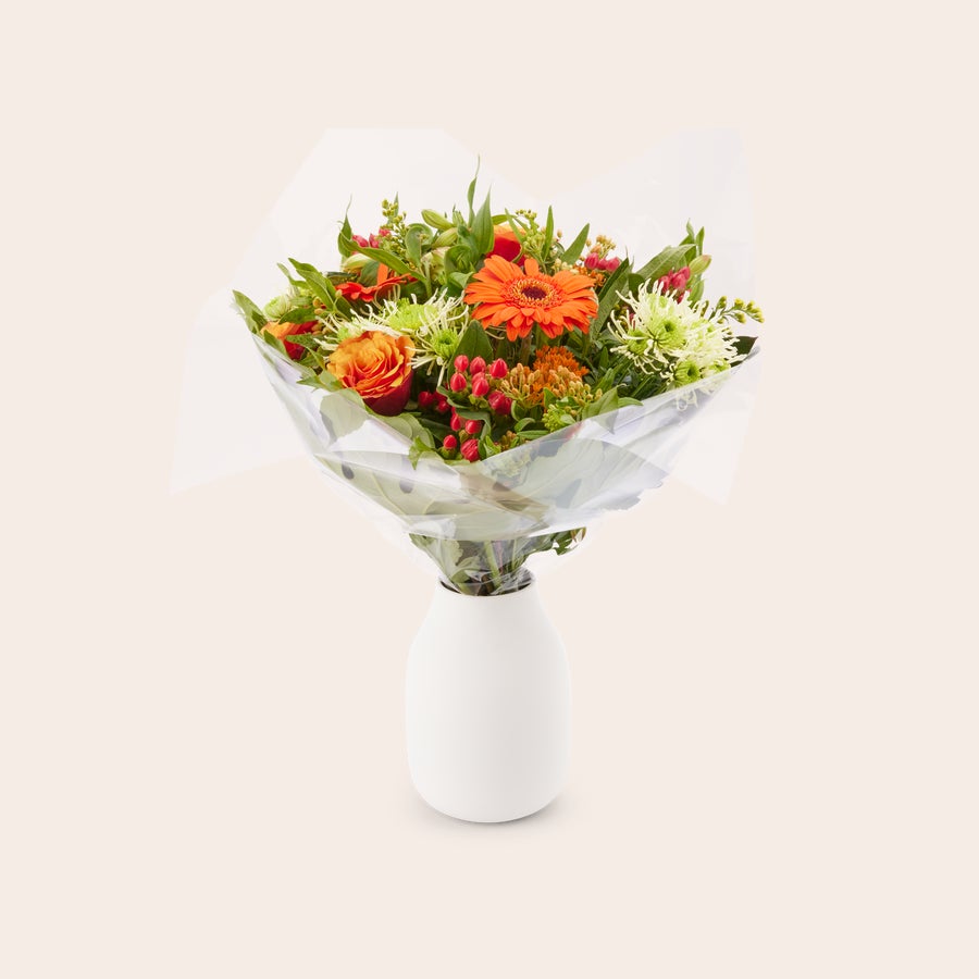 Boeket Oranje Prachtig boeket oranje bloemen met oranje gerbera's en rozen, verpakt in folie en gratis cadeaukaartje