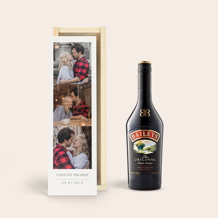 Likeur Bailey's Original personalisieren Baileys Irish Cream Likör mit personalisierter Holzkiste, bedruckt mit drei Fotos eines Paares und dem Text I LOVE YOU THE MOST 24-01-2019.