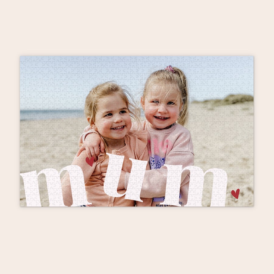 Puzzle de Ziua Mamei Puzzle personalizat cu o fotografie cu două fetițe pe plajă și textul "Mum" imprimat, ideal de Ziua Mamei.