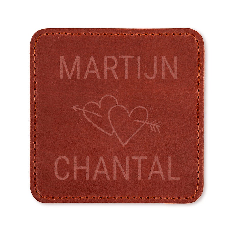 Gepersonaliseerde leren onderzetter - bruin, gegraveerd met de namen Martijn en Chantal en twee hartjes.