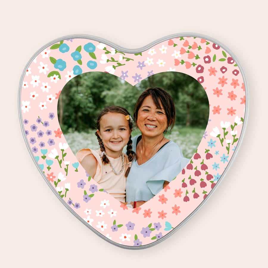 Cutie cadou de Ziua Mamei Cutie cadou inimă cu capac personalizat imprimat cu o fotografie de mamă și fiică, pe un fundal floral.