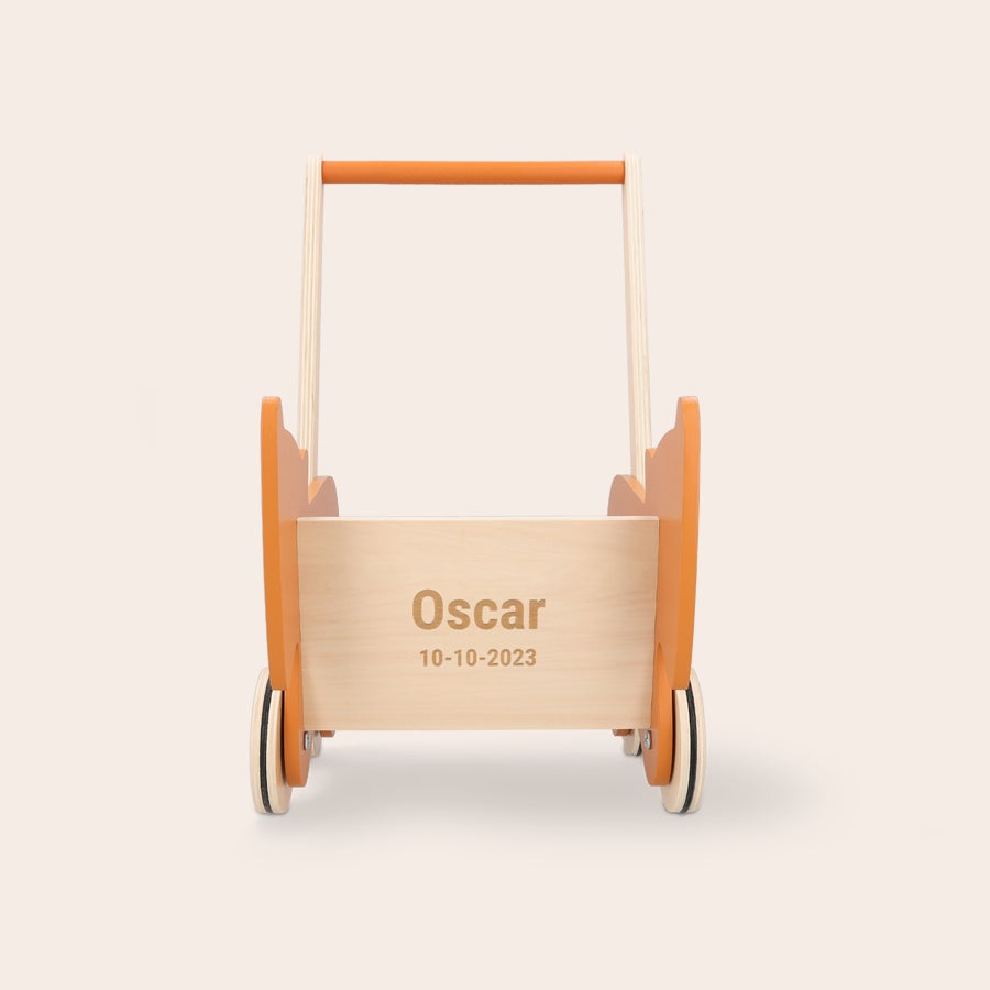Personlig trillevogn i tre til små barn Personlig tilpasset trillevogn i tre med navn Oscar og dato 10-10-2023 inngravert, oppmuntre de minste til å gå