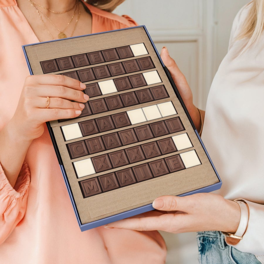 Chocotelegram Persoonlijk chocotelegram met "GEFELICITEERD DAG CHANTAL XXXXX MAAIKE" als bericht