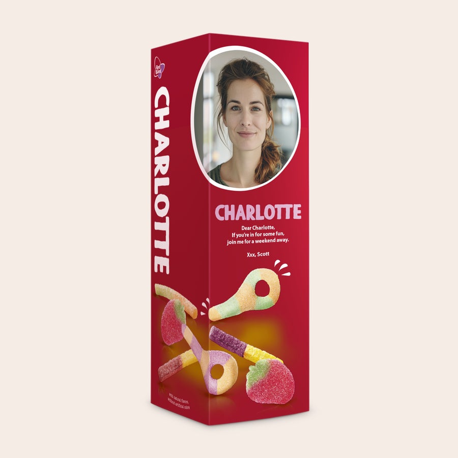 Red Band Mix magic pentru petrecere în cutie cadou personalizată Cutie cadou roșie plină cu bomboane, imprimată cu o fotografie a unei femei zâmbitoare, numele Charlotte și un mesaj personalizat. Perfectă pentru a sărbători cu acest amestec magic de bomboane.