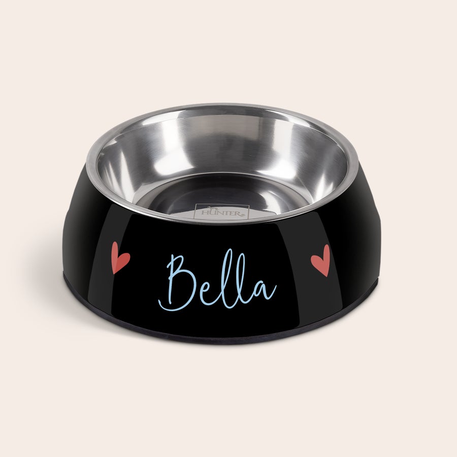 Miska na kŕmenie psov Čierna personalizovaná miska na jedlo s menom Bella a červenými srdiečkami, s odnímateľnou nerezovou vložkou.