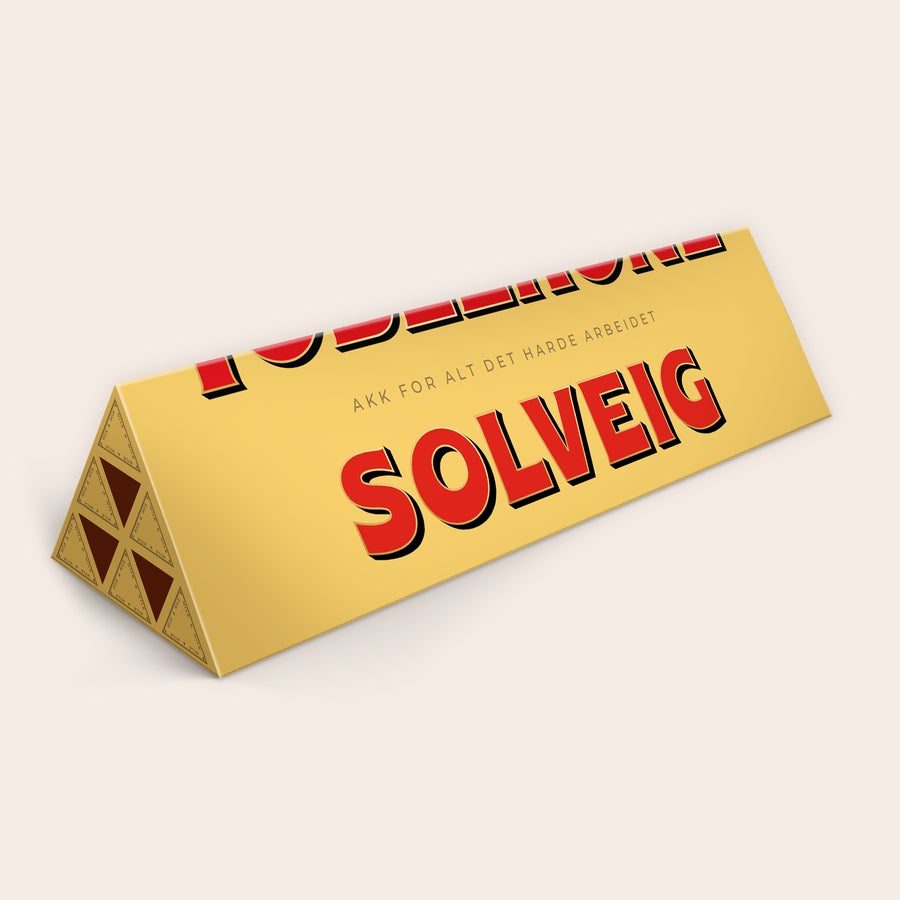 Toblerone med navn Personlig Toblerone-bar - 1800 gram med navnet Solveig og teksten Akk for alt det harde arbeidet trykt på esken.