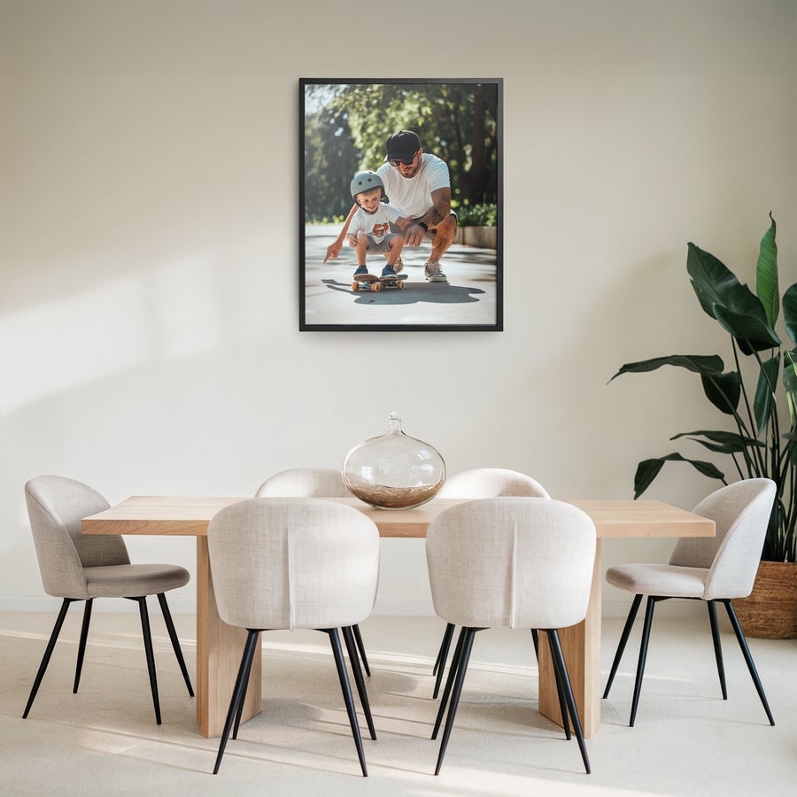 Personlig plakat i ramme Personlig plakat med foto af far og søn på skateboard i en flot sort træramme