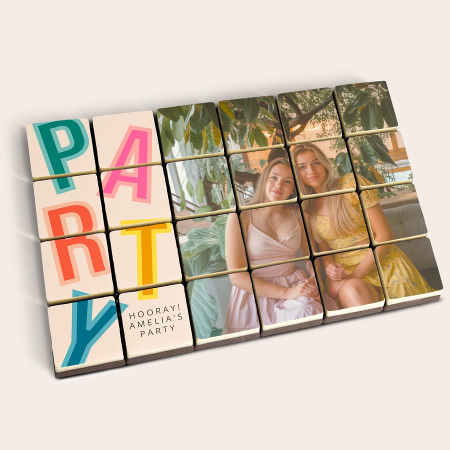 Csokoládé képpel Kedvenc fotóid csokoládé puzzlere nyomtatva két lány képével és PARTY felirattal, finom meglepetés!