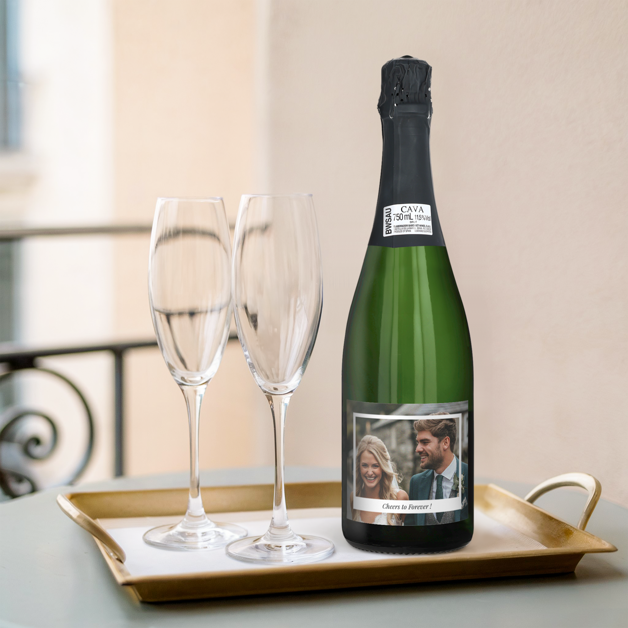 Personlig champagnepresent Cava Palau Gazo Brut med din bild och texten Cheers to Forever tryckt på etiketten, perfekt för en skräddarsydd present.