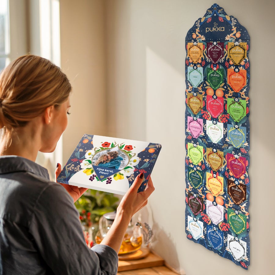 Pukka thee adventskalender Gepersonaliseerde thee adventskalender - Pukka met eigen foto en de tekst 'Fijne kerst, Fleur!' bedrukt.