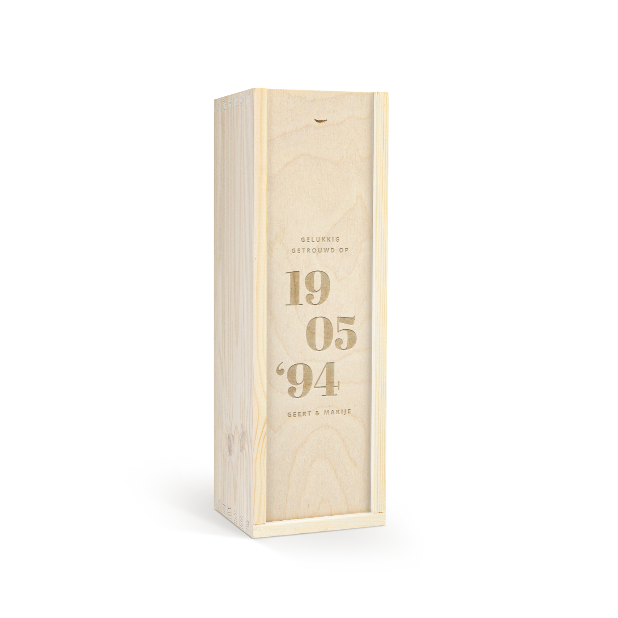 Gegraveerde houten kist voor een fles whisky met tekst "Gelukkig Getrouwd op 19 05 '94 Geert & Marije"