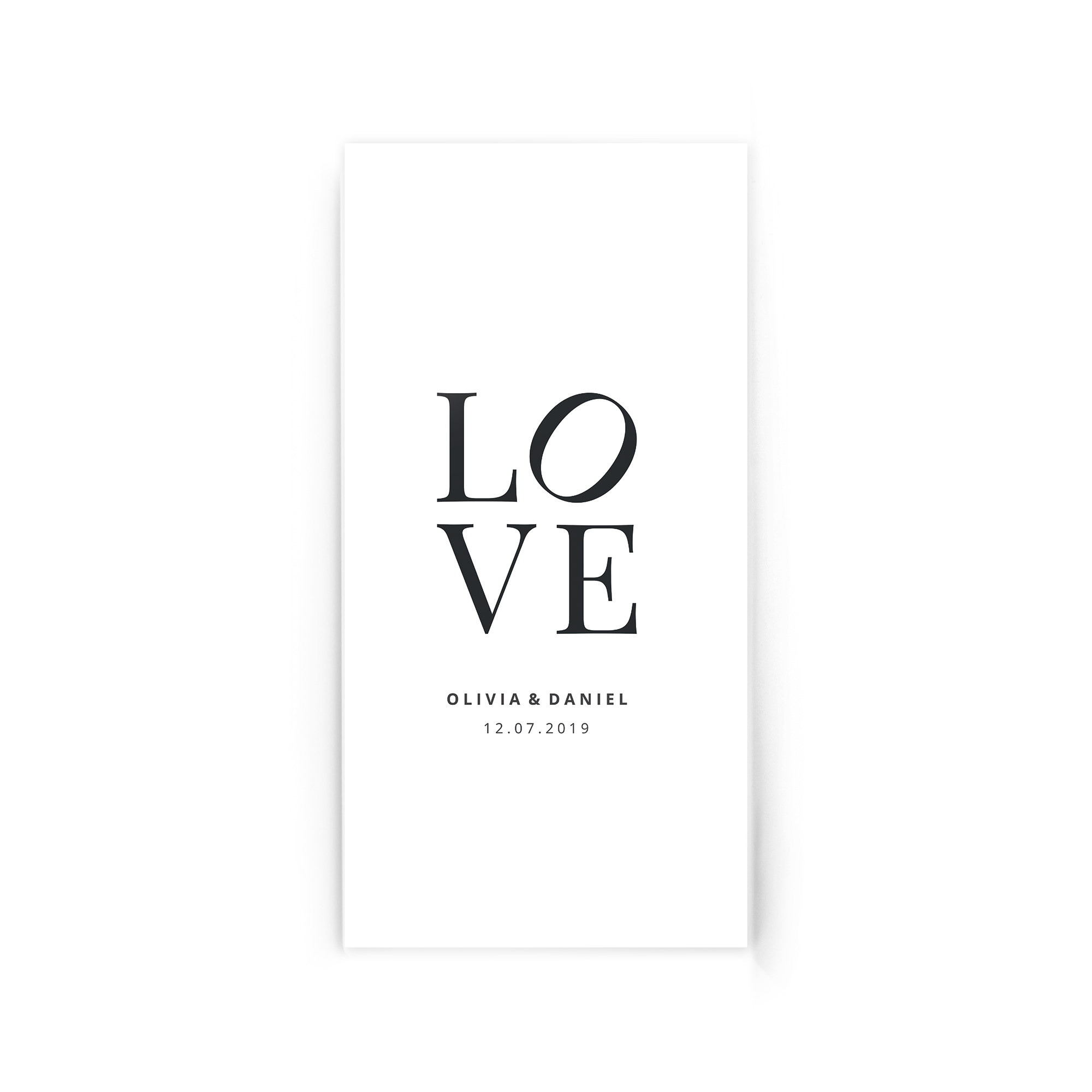 Tableau plexiglas personnalisé imprimé avec "LOVE", les prénoms Olivia & Daniel et la date 12.07.2019.
