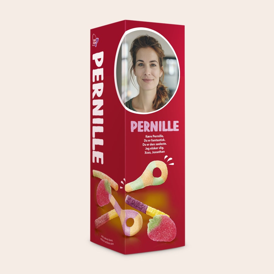 Personlig Red Band Slikgave Personlig gaveæske med slik og printet foto af kvinde, navn "Pernille" og hilsen "Kære Pernille"