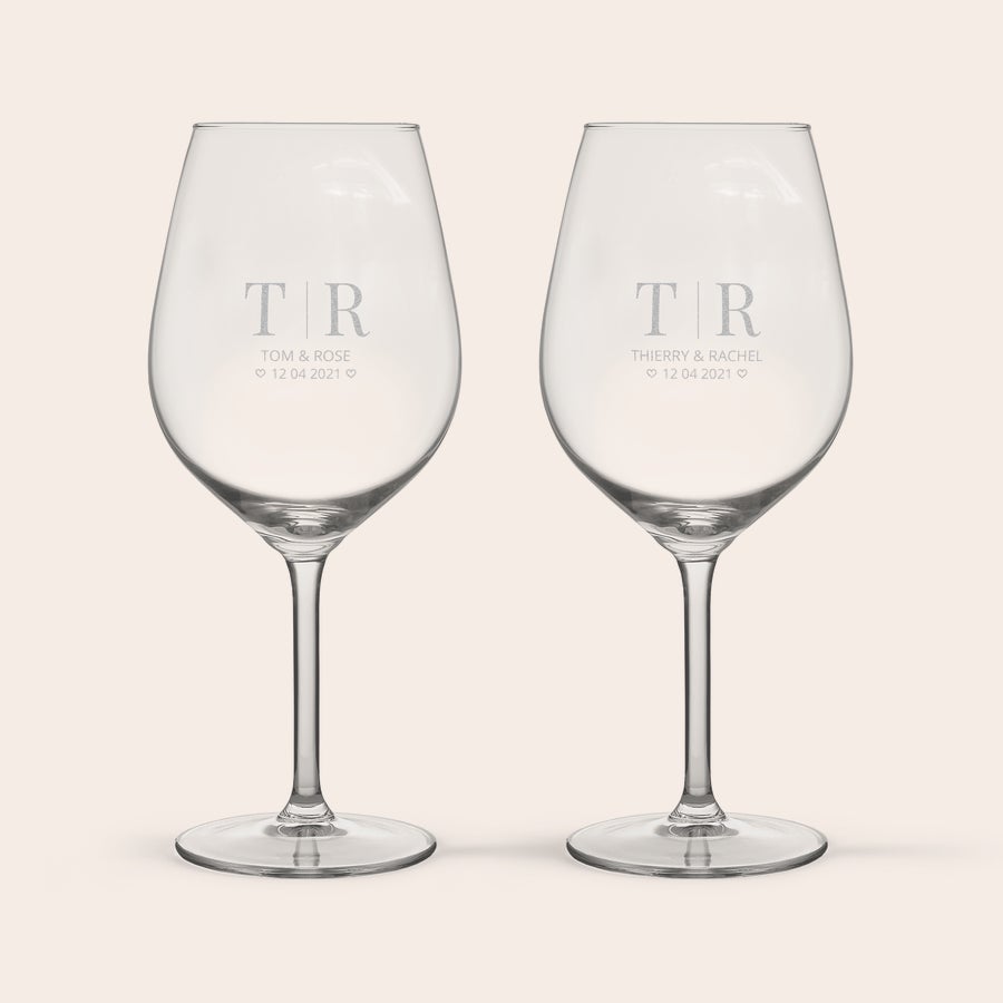 Pahar - Vin Roșu Două pahare de vin roșu cu inițiale, nume și dată gravate. Surprindeți pe cineva cu pahare de vin personalizate.