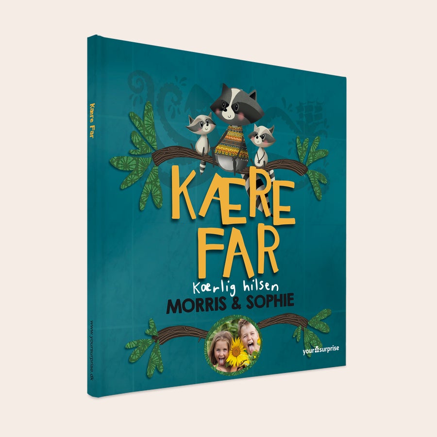 Kære Far - Personlig bog med eget navn Personliggør din "Kære Far" bog med barnets foto og navne på coveret. Den perfekte måde at vise din far på.