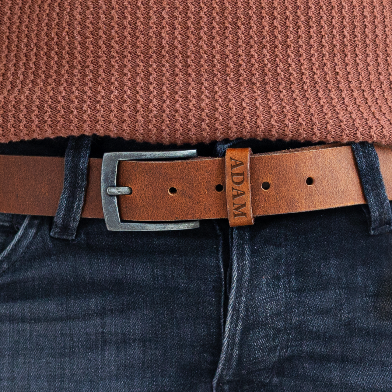 Ceinture en cuir marron personnalisée avec le prénom Adam gravé au laser, boucle en métal gris.
