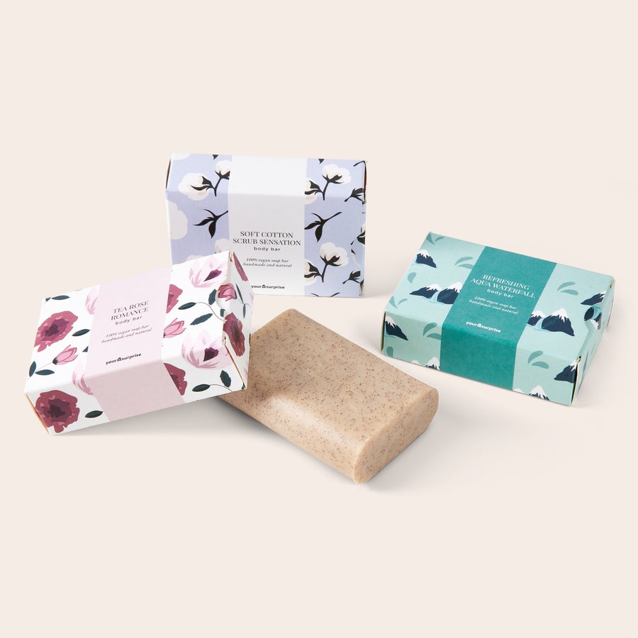 Cadeauset met gepersonaliseerd gastenhanddoekje en 3 zepen Cadeauset met gepersonaliseerd gastenhanddoekje en 3 zepen