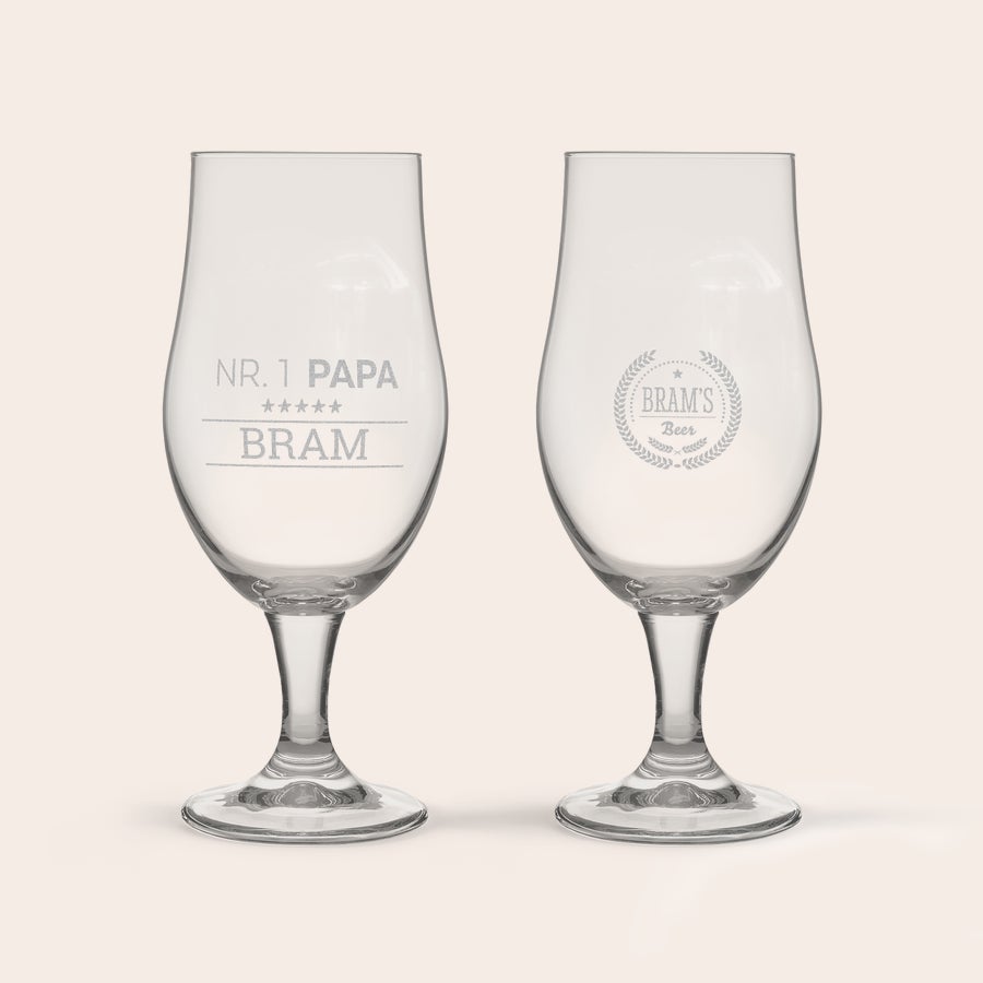 Bierbrouw pakket Twee gegraveerde bierglazen met "NR. 1 PAPA BRAM" en "BRAM'S Beer" voor een persoonlijk bierbrouw pakket.