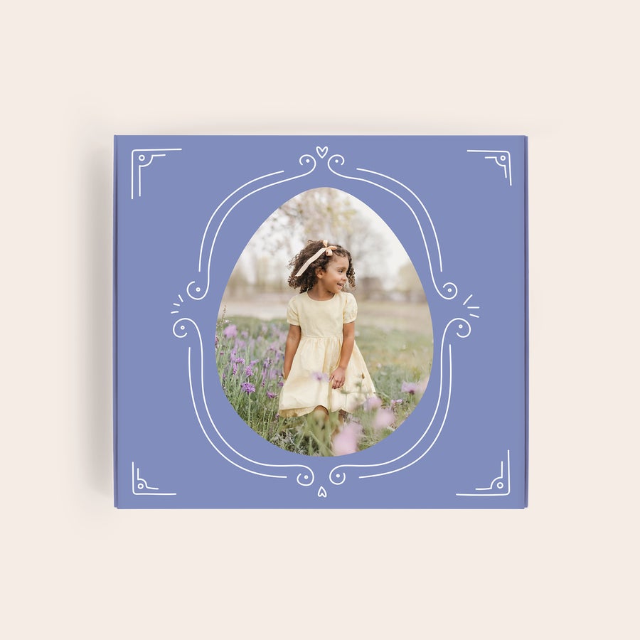 Caja de regalo ¡I love Milka! - Pascua Caja regalo Milka personalizada de Pascua con diseño de huevo y foto de niña en campo de flores.