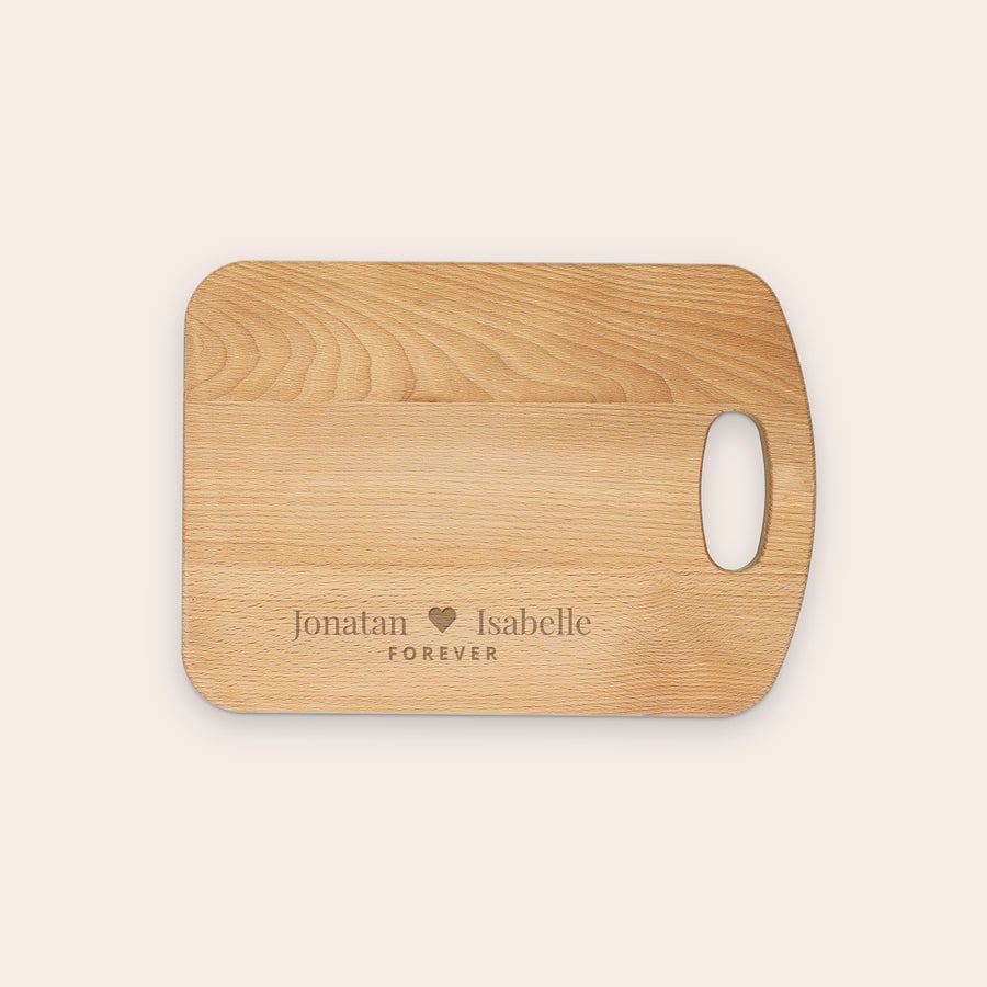 Graverade skärbrädor Träskärbräda graverad med texten Jonatan Isabelle FOREVER och ett hjärta, personlig med egen text