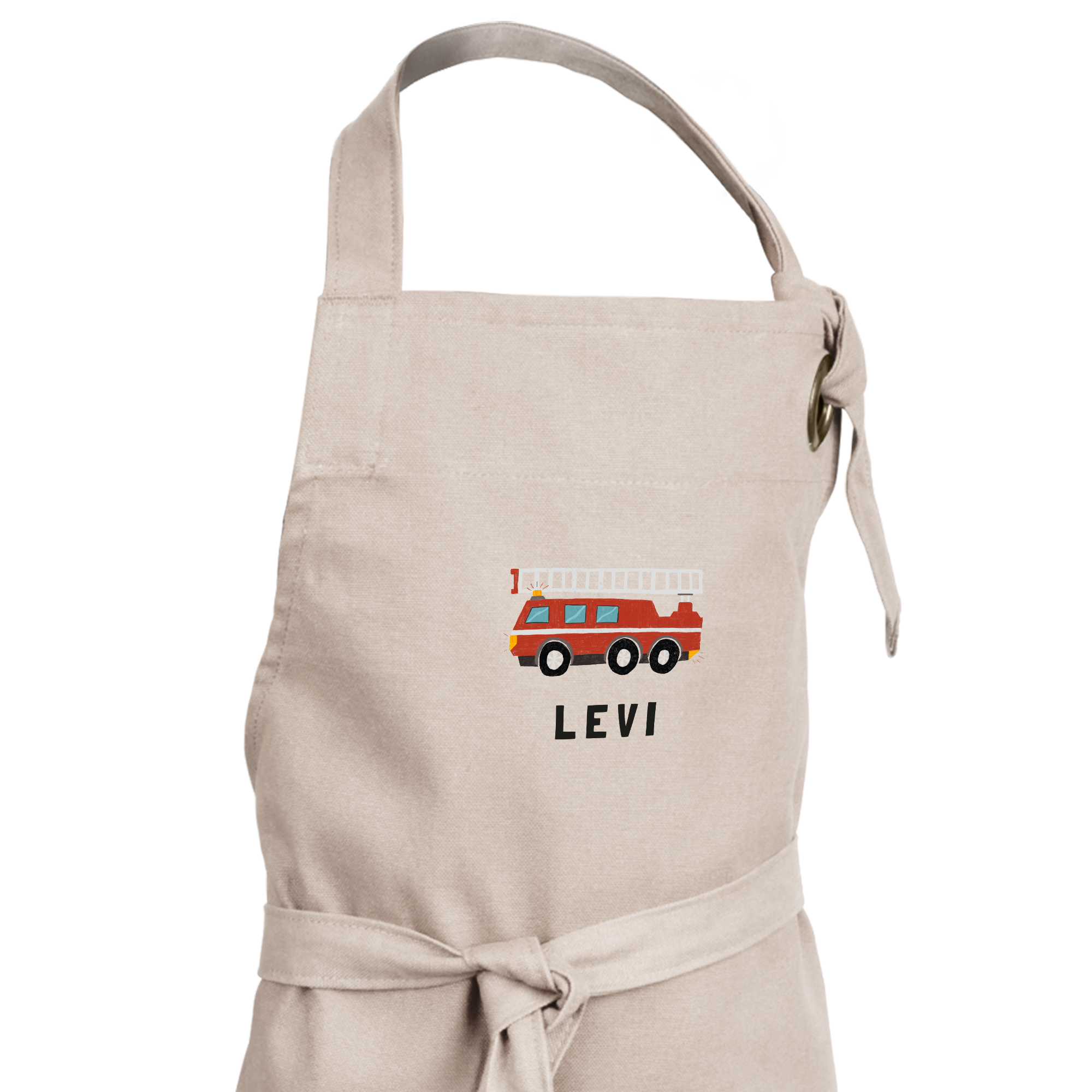 Beige persoonlijk schort voor kinderen met een brandweerwagen en de naam LEVI erop gedrukt.