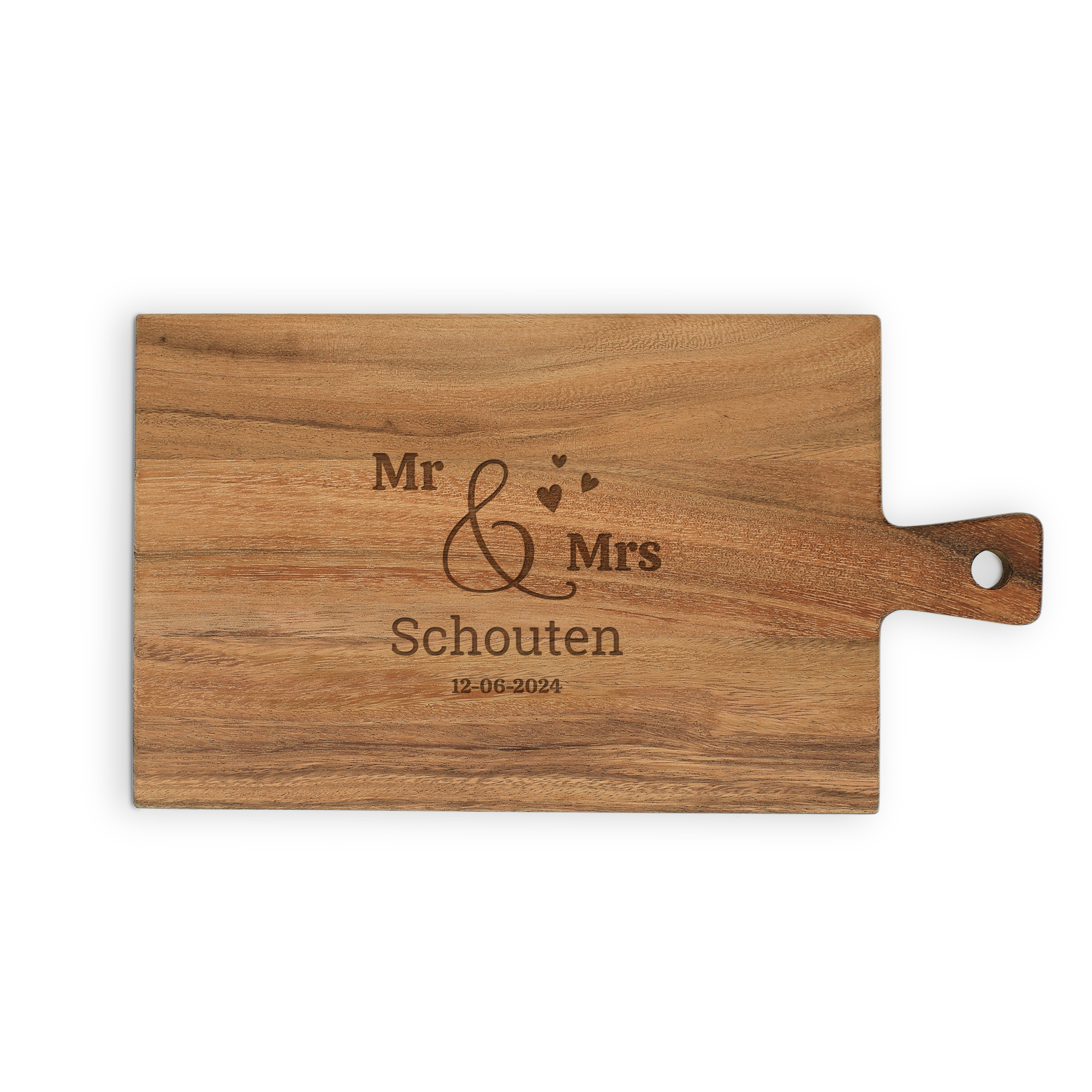 Een persoonlijke houten serveerplank, gegraveerd met de tekst "Mr & Mrs Schouten 12-06-2024" en hartjes.