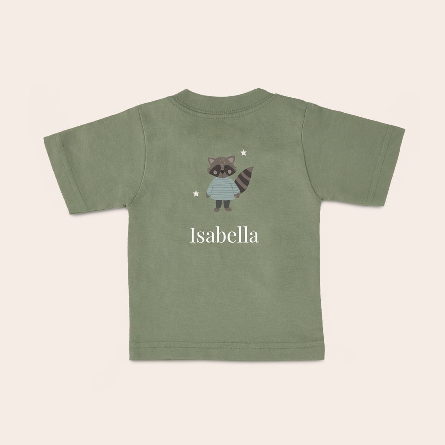 Baby T-shirt Militærgrøn babyt-shirt trykt med vaskebjørn, stjerner og navnet Isabella. Din baby vil blive noget så smart med en glad t-shirt med et navn.
