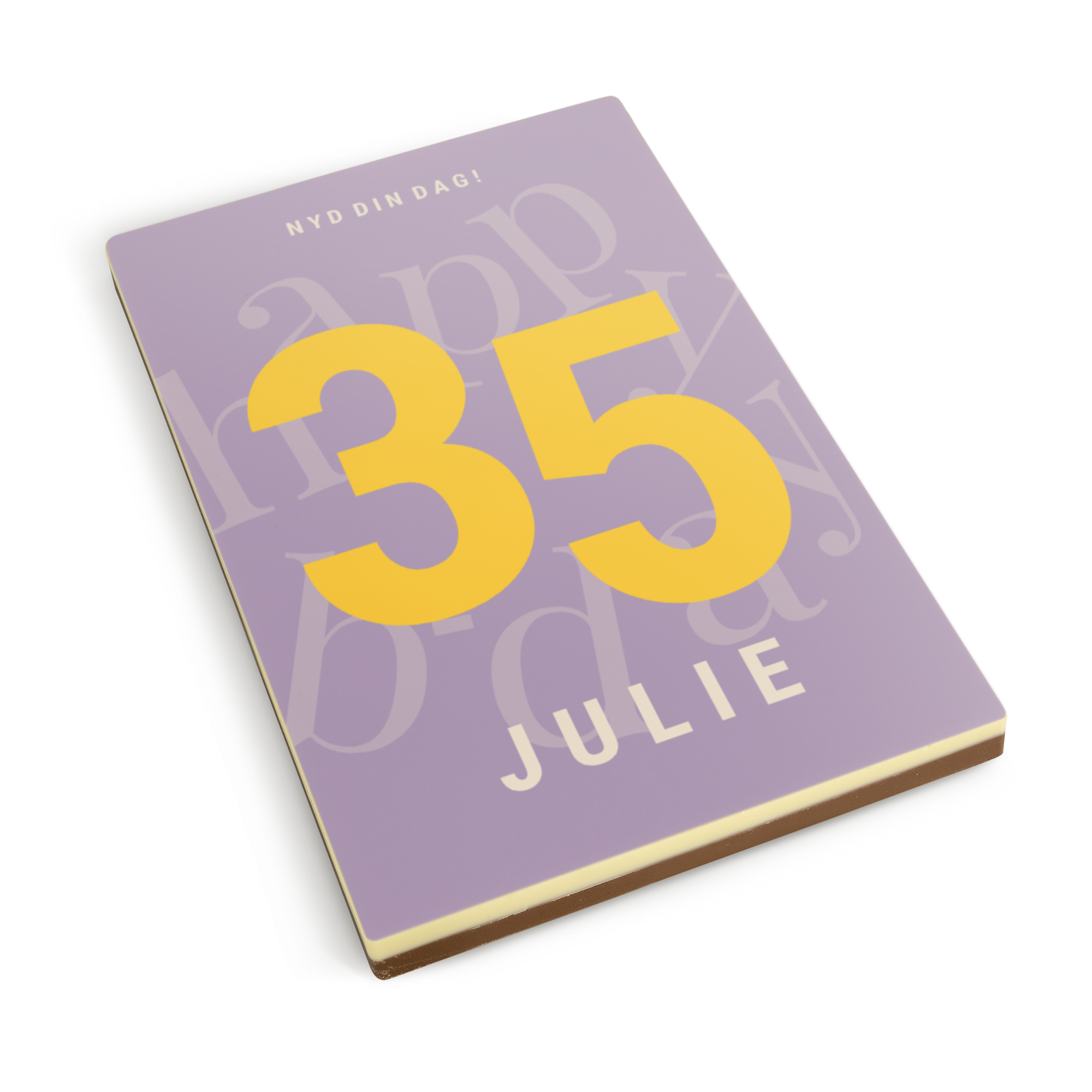 Chokoladebrev med personligt tryk, lilla overflade, gult tal 35, teksten "NYD DIN DAG" og "JULIE"