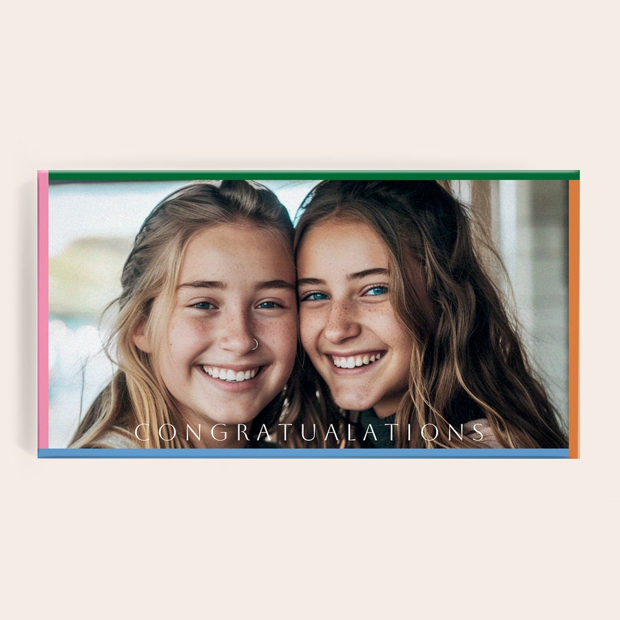 Chocolate kinder personalizado Caixa de chocolate Kinder personalizada com foto impressa de duas meninas sorrindo e a mensagem "CONGRATULATIONS"