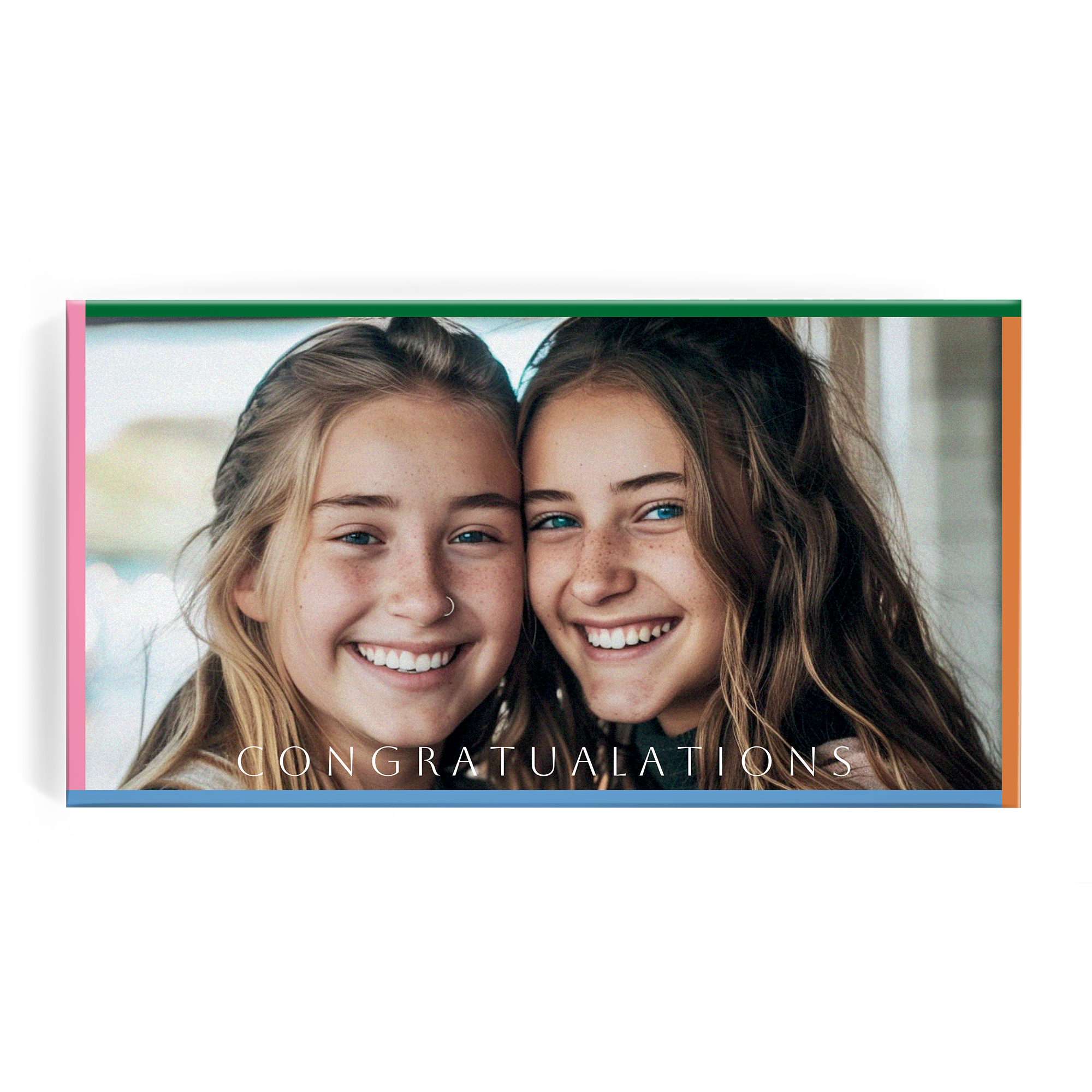 Personalizirana čokoladna škatla Kinder s sliko dveh nasmejanih deklet in napisom Congratulations, natisnjena s fotografijo in besedilom.