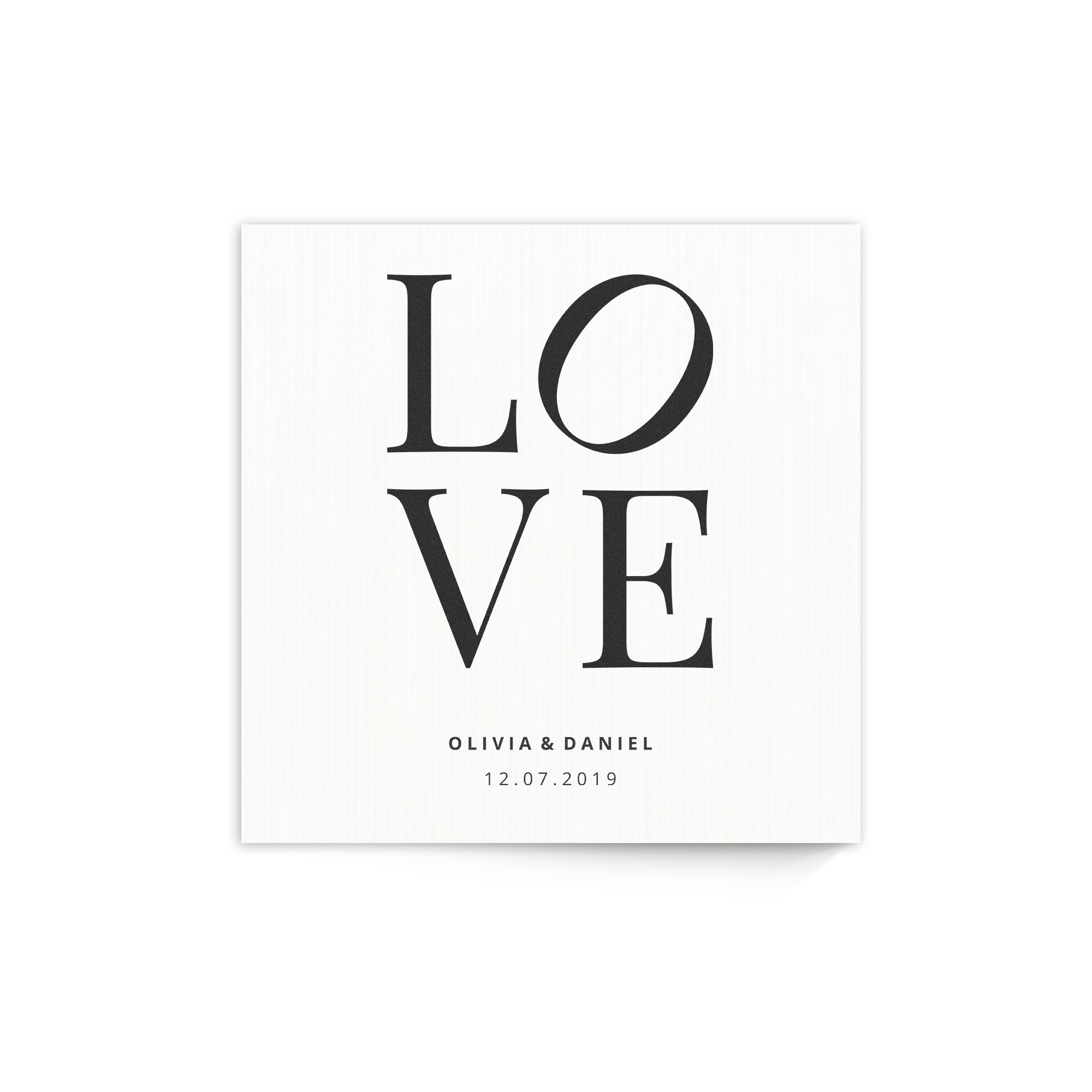 Tableau en bois imprimé avec "LOVE", les prénoms Olivia et Daniel et la date 12.07.2019