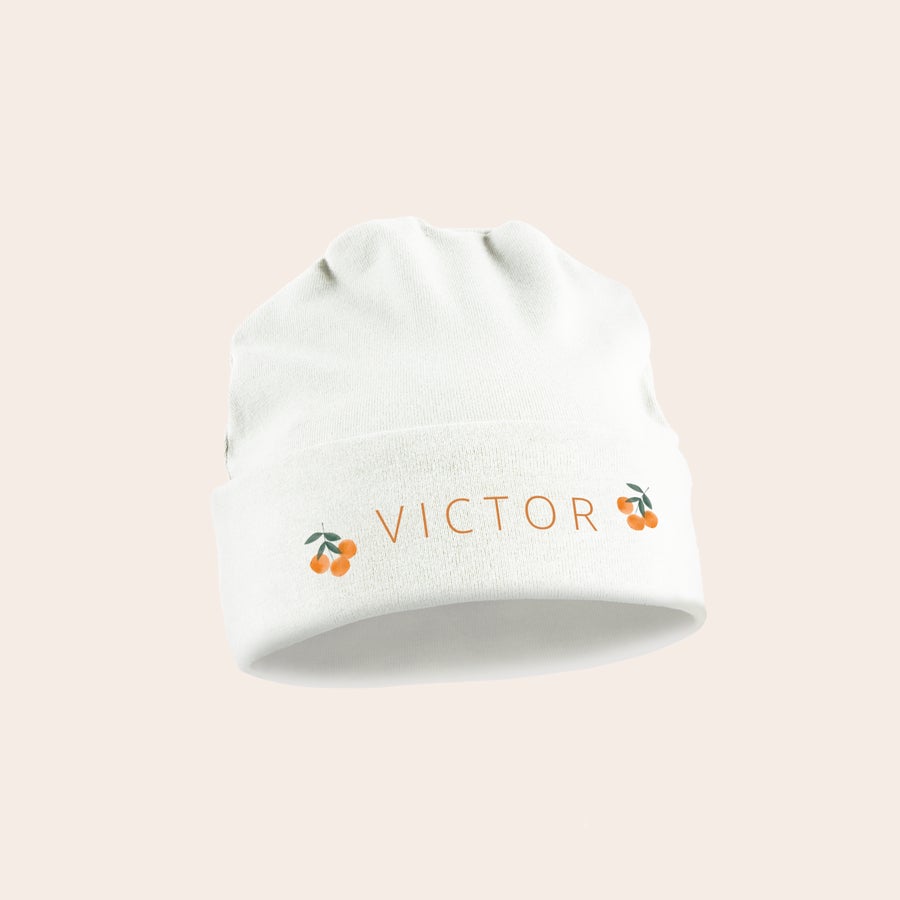 Bonnet naissance personnalisé bonnet de naissance blanc personnalisé pour bébé avec le prénom Victor et des motifs d'oranges imprimés