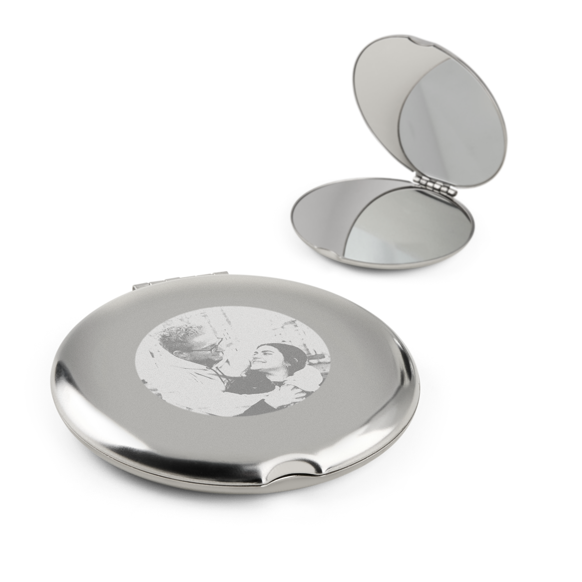Metalen make-up spiegel met gegraveerde foto van een stel, deels opengevouwen