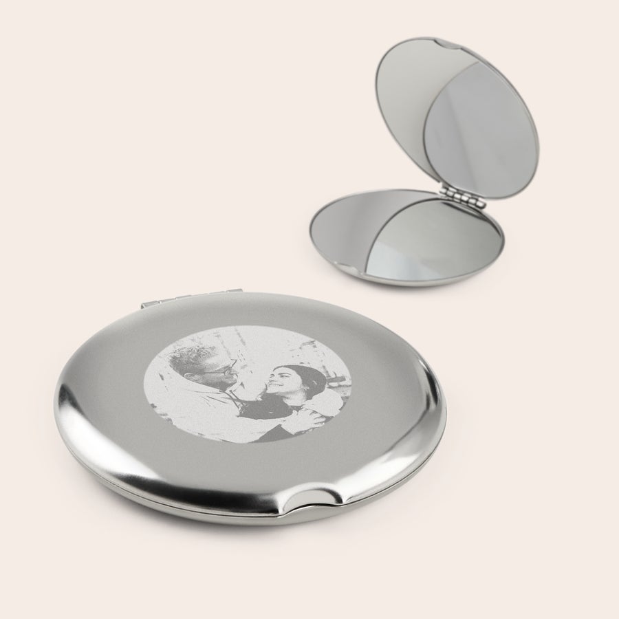 Spiegel bedrukken Metalen make-up spiegel met gegraveerde foto van een stel, deels opengevouwen