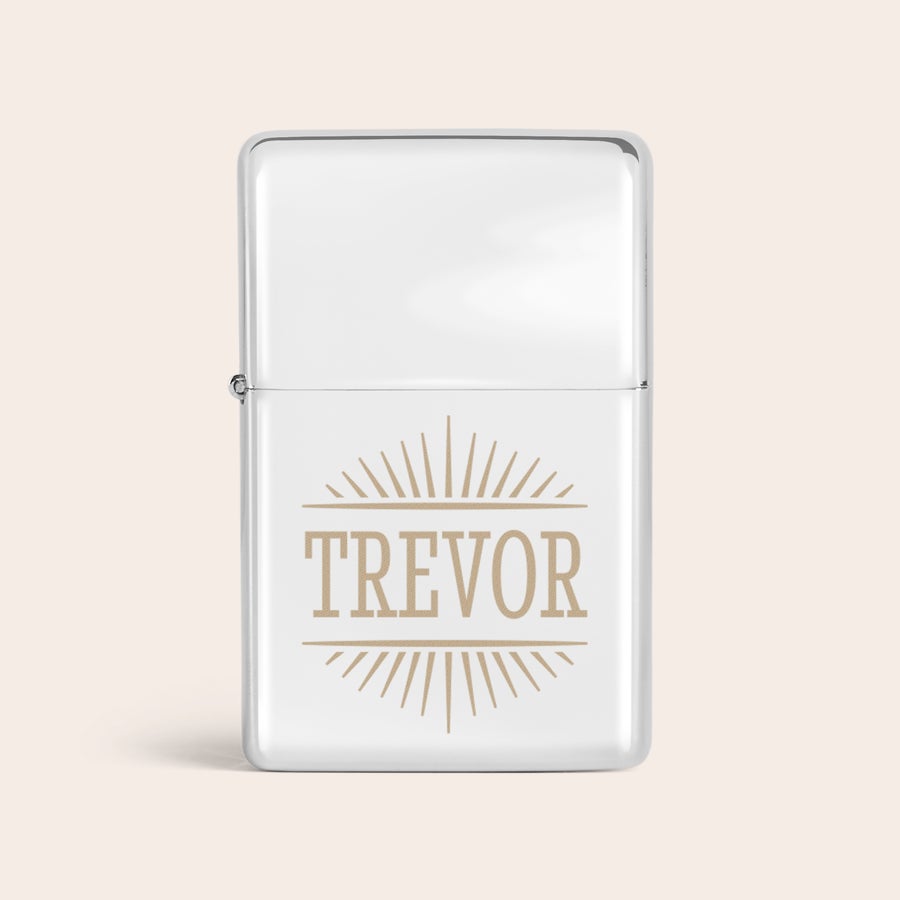 Öngyújtó Gravírozott névgyújtó ezüst színben, napsugár mintával és "TREVOR" névvel személyre szabva.