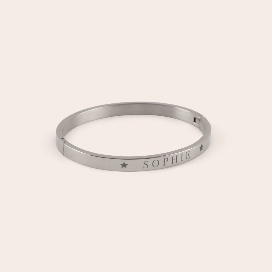 Bangle personalizado Pulseira de aço inoxidável prateada com o nome Sophie gravado e estrelas. Personalize sua pulseira com nome ou iniciais.