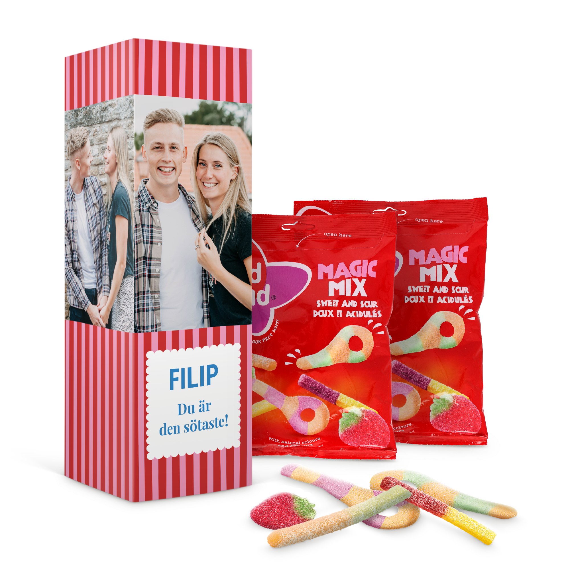 Personlig presentförpackning för godis, tryckt med ett foto på ett par och texten Filip Du är den sötaste, samt två påsar Magic Mix godis.