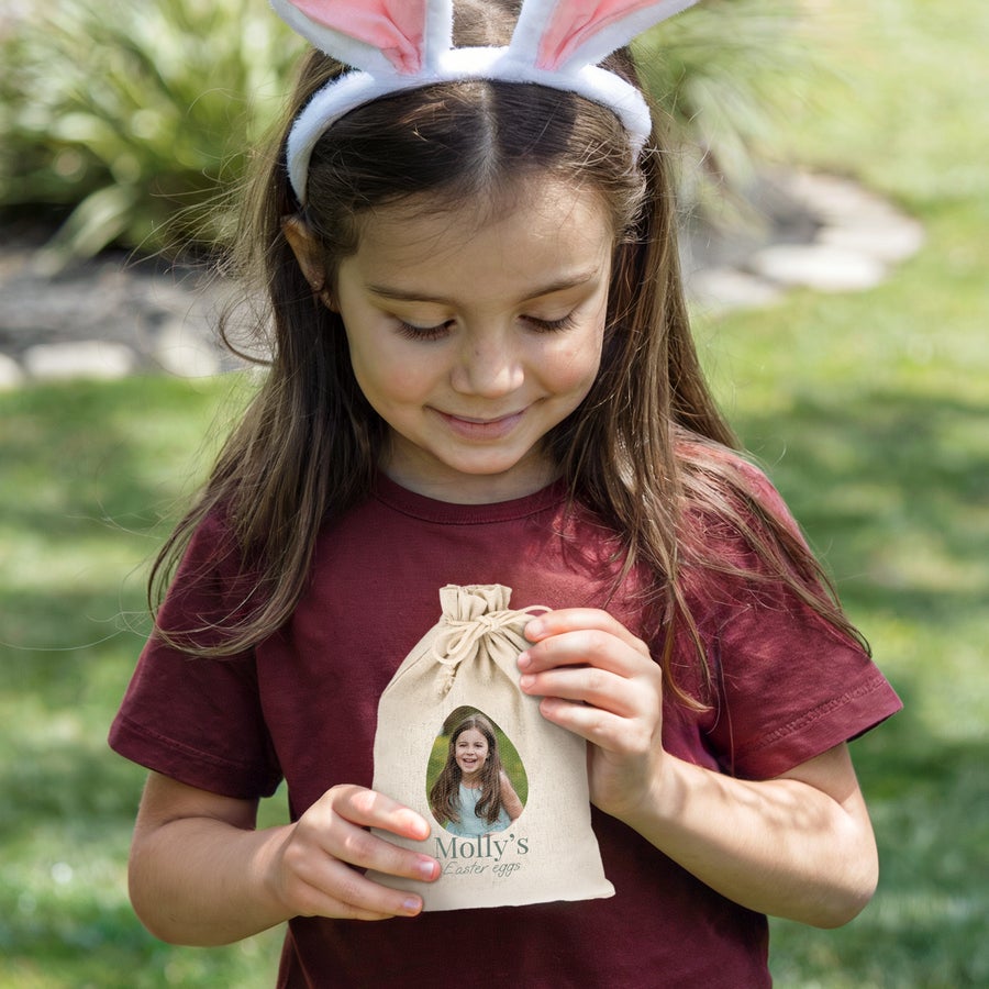 Pungă cadou cu cordon - Paște Pungă cadou personalizată din bumbac cu șnur, imprimată cu fotografia unei fetițe și textul Molly's Easter eggs.