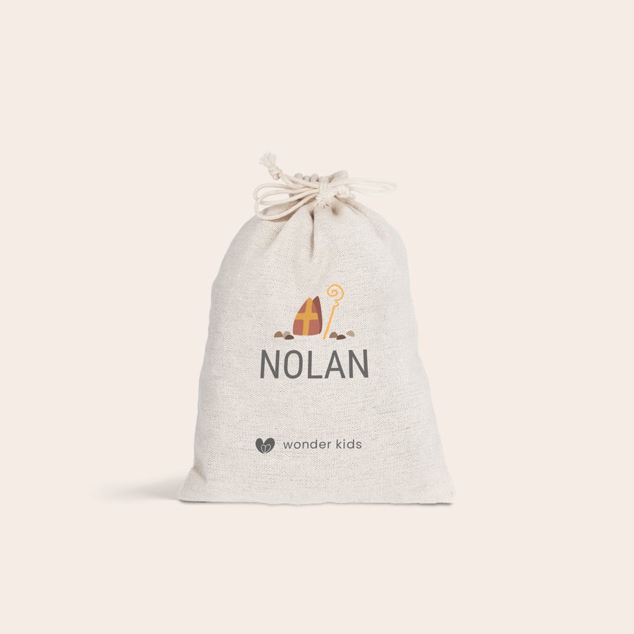 Pepernoten zakje bedrukken Gepersonaliseerde katoenen zakjes voor Sinterklaas met opdruk van mijter, staf en de naam NOLAN.