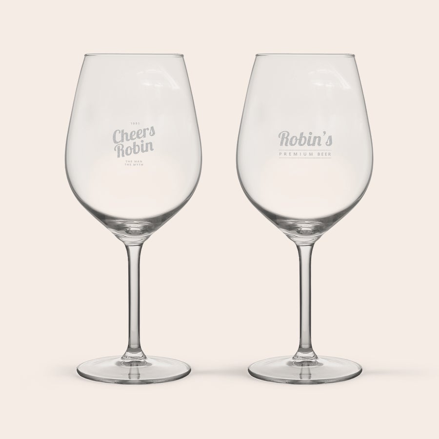 Kozarec - rdeče vino Dva vinska kozarca z vgraviranima napisoma Cheers Robin in Robins Premium Beer, odlična ideja za darilo.