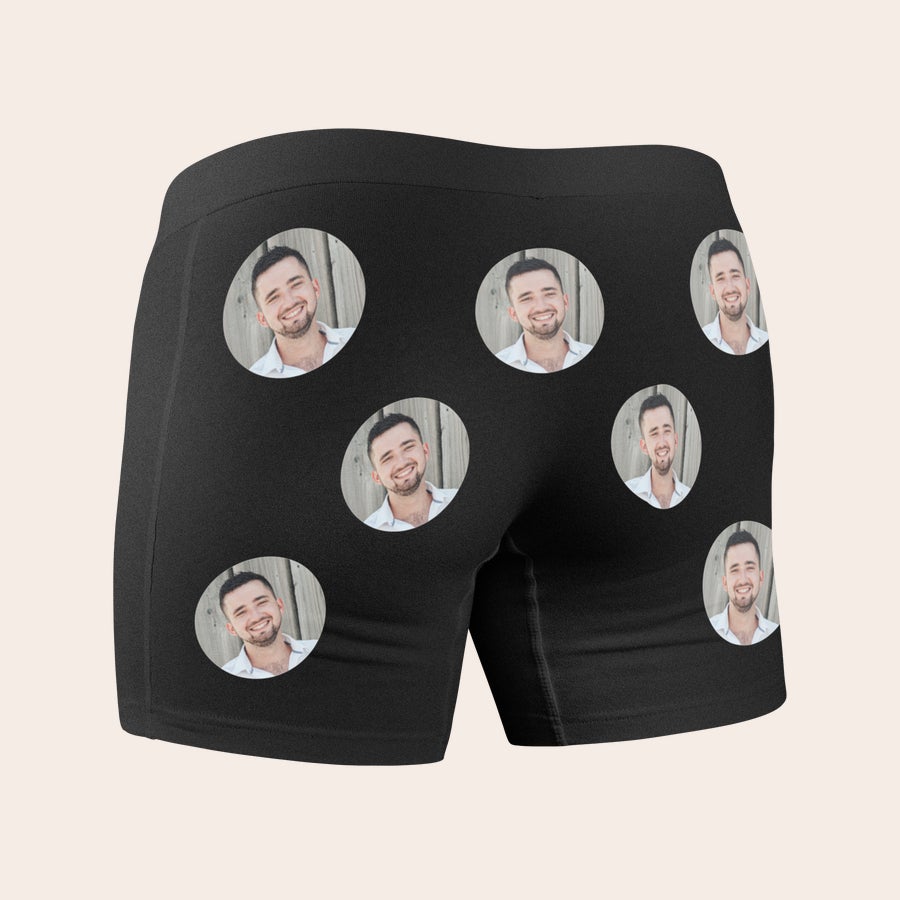 Boxerky s fotografiou Čierne boxerky personalizované fotkou, kde je tvár muža opakovane vytlačená na látke