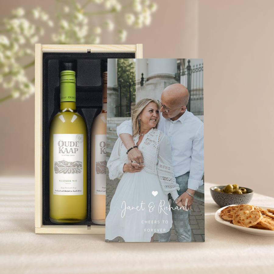 Bor készlet Oude Kaap Oude Kaap Rosé és fehér bor egy nyomtatott, személyre szabott tokban, Janet és Richard fotójával.