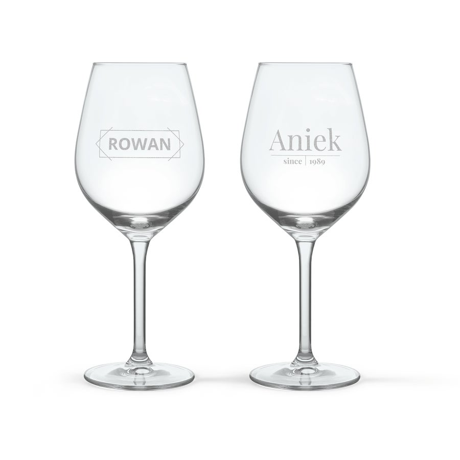 Maison de la Surprise Syrah Personalizzato Due bicchieri da vino in vetro trasparente incisi con un nome personalizzato e una data per un set regalo Luc Pirlet con vino rosé