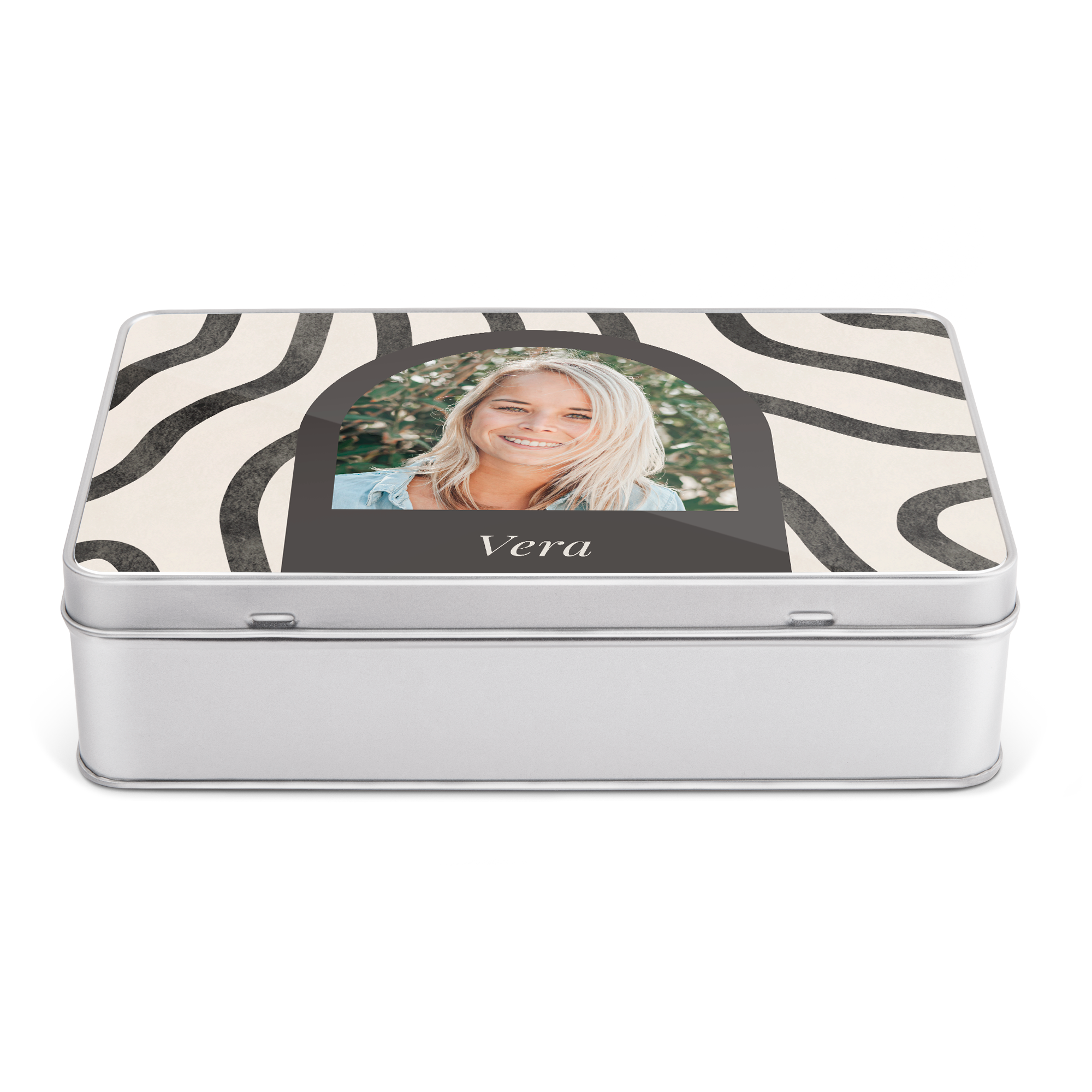 Gepersonaliseerd koekblik gevuld met Oreo, bedrukt met een foto van een lachende vrouw en de naam Vera op een zwart-wit patroon.